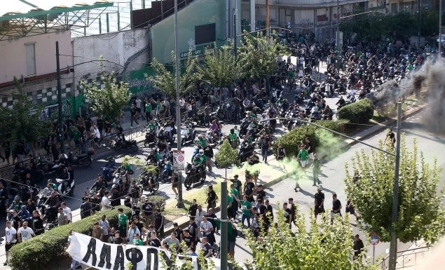 «Πορεία» των οπαδών του Παναθηναϊκού – Συνθήματα και πανό έξω από το σπίτι του Αλαφούζου